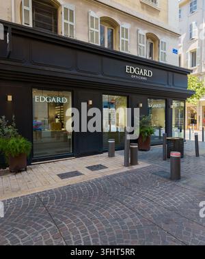 MARSEILLE, FRANKREICH - 16. SEPTEMBER 2026 - Edgard Opticiens-Ladenfront auf einem Kopfsteinpflaster in Marseille, Frankreich Stockfoto