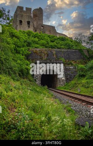 Landschaft um das Löwenburg-Schloss, am Elzbach-Bach mitten im Wald. Landschaftsfoto in der Nähe von Monreal, Deutschland Stockfoto