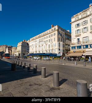 MARSEILLE, FRANKREICH - 16. SEPTEMBER 2026 - Menschen gehen und speisen entlang des historischen Vieux Port in Marseille, Frankreich Stockfoto