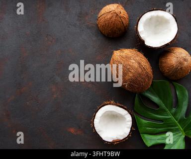Kokosnüsse mit grünen Blättern Stockfoto