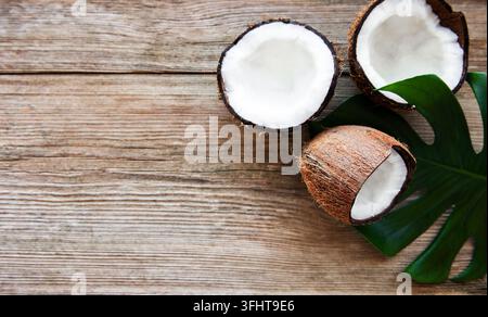 Kokosnüsse mit grünen Blättern Stockfoto