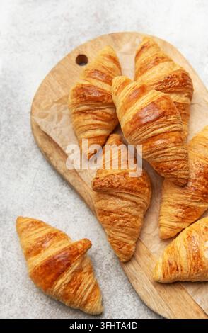 Frisch gebackene Croissants auf Holzbrett Stockfoto