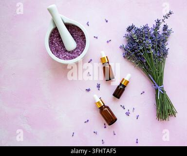 Flat-Lay-Komposition mit Lavendelblüten und natürlicher Kosmetik Stockfoto