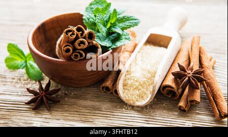 Zimtstangen, Sternanis und brauner Zucker auf einem Holztisch Stockfoto