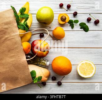 Gesunde Ernährung Hintergrund. Gesunde Lebensmittel in Papiertüte, Obst und Beeren Stockfoto