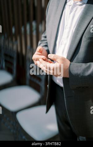 Mann in grauem Anzug, der bei einer Veranstaltung Hände schüttelt Stockfoto