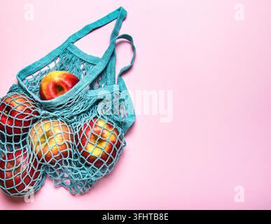 Einkaufstasche aus Mesh mit Äpfeln Stockfoto