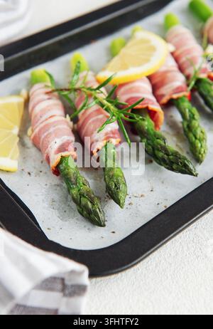 Spargel mit Schinken vor dem Backen in der Pfanne Stockfoto