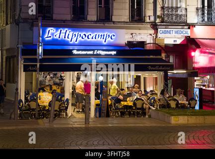 MARSEILLE, FRANKREICH - 16. SEPTEMBER 2026 - Restaurant L'Hippocampe mit Menschen, die nachts im Freien in Marseille, Frankreich, speisen Stockfoto