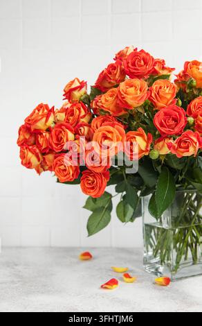 Rote Rosen in einer Glasvase Stockfoto