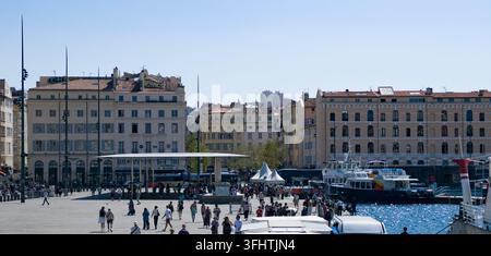 MARSEILLE, FRANKREICH - 16. SEPTEMBER 2026 - Menschen gehen und Boote liegen im historischen Vieux Port in Marseille, Frankreich, vor Anker Stockfoto