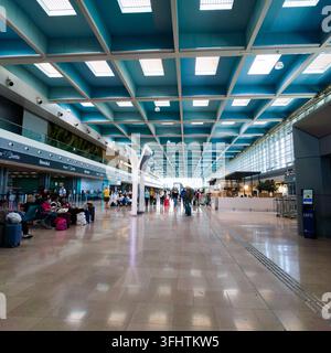 MARSEILLE, FRANKREICH - 16. SEPTEMBER 2026 - Reisende gehen und warten im geräumigen Terminalgebäude des Flughafens Marseille Provence Stockfoto