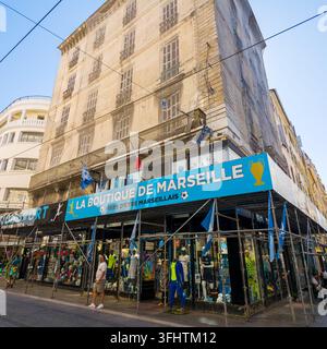 MARSEILLE, FRANKREICH - 16. SEPTEMBER 2026 - Marseille-Fußballclub-Shop mit Merchandise für Fans und Touristen Stockfoto