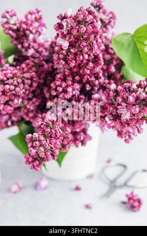 Fliederblüten auf einer Vase Stockfoto
