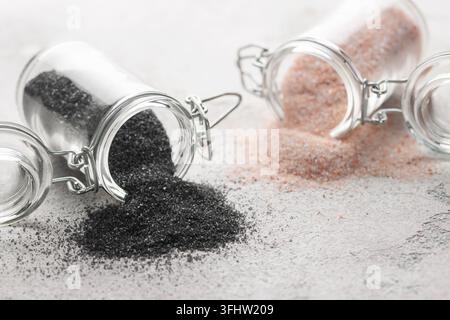 Hawaiianisches schwarzes Lavameersalz und himalayisches rosa Salz Stockfoto