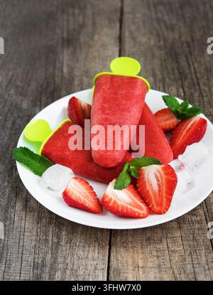 Hausgemachtes Erdbeer Eis Stockfoto