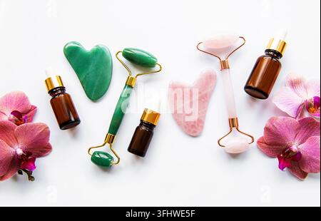 Gesichtsmassage-Jade-Roller auf weißem Hintergrund Stockfoto