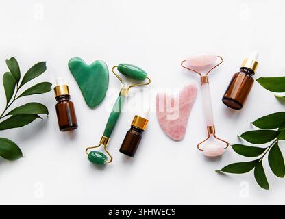 Gesichtsmassage-Jade-Roller auf weißem Hintergrund Stockfoto