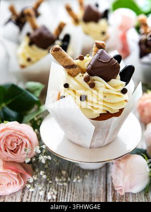 Schokoladen-Cupcakes auf weißem Holzhintergrund Stockfoto