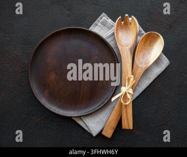 Leere Holzplatte auf schwarzem Hintergrund Stockfoto