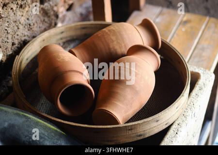 Tonkunstware auf einem Holztablett in einer Handwerksstudio-Umgebung platziert Stockfoto