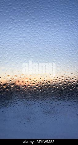 Fenster mit Regentropfen darauf Stockfoto
