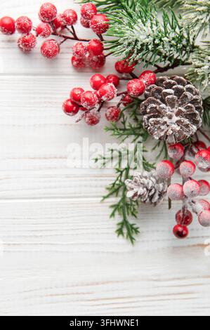 Hintergrund Zu Weihnachten. Tannenbaum-Dekorationen Auf Weißem Holzhintergrund Mit Kopierraum. Weihnachts- oder Neujahrskarte Stockfoto