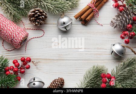 Weihnachten Hintergrund mit Tanne und Dekor. Draufsicht mit Textfreiraum Stockfoto