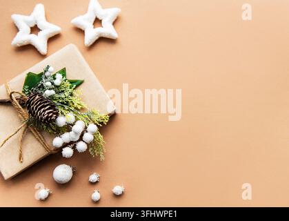 Geschenkbox in Handwerk Papier gewickelt Stockfoto