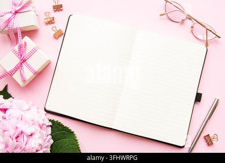 Femininer Schreibtisch zu Hause Stockfoto