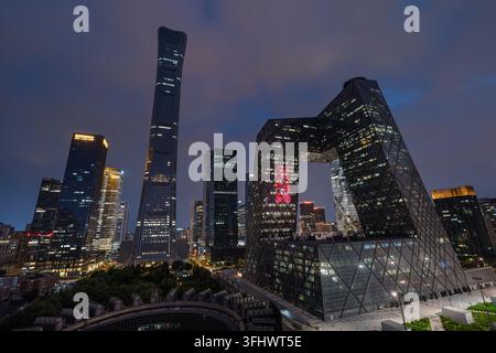 Vertikale Aufnahme der Skyline von Beijing CBD bei Nacht mit Stadtlichtern Stockfoto