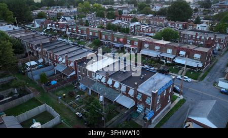 Luftaufnahme von städtischen Reihenhäusern bei Nacht in Lancaster, Pennsylvania, USA. Stadtviertel nach Einbruch der Dunkelheit. Stockfoto
