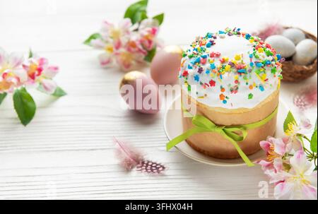 Traditioneller osterkuchen mit bunten Zuckerstreuseln und bemalten Eiern, die orthodoxe ostern feiern Stockfoto