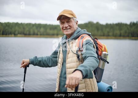 Porträt eines Senioren beim Nordic Walking in der Nähe eines Sees in der Natur Stockfoto
