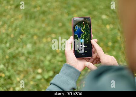 Senior Mann, der eine Navigationskarten-App auf dem Smartphone im Freien nutzt Stockfoto