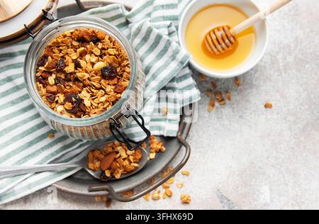 Gesunde hausgemachte Granola-Frühstücksflocken in einem Glas Stockfoto