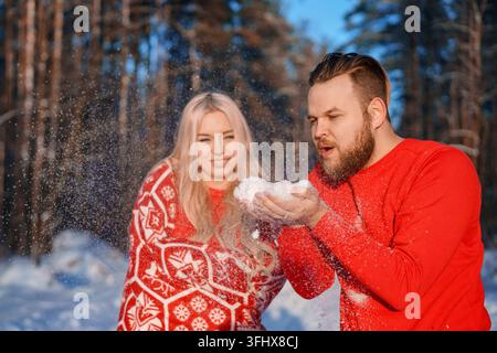 verliebtes Paar auf einem Spaziergang im Winter, eine romantische Beziehung zwischen einem Mann und einer Frau Stockfoto
