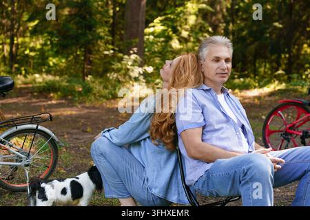 Porträt eines gutaussehenden reifen Mannes und einer Frau, die sich gegenüber sitzen und sich ausruhen Stockfoto