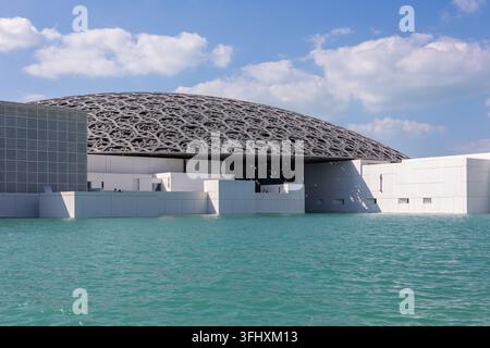 Abu Dhabi, VAE - 2. Dezember 2024: Louvre ist ein Kunstmuseum auf der Insel Saadiyat in Abu Dhabi, Vereinigte Arabische Emirate. Architekt des Museums ist Jean Nou Stockfoto
