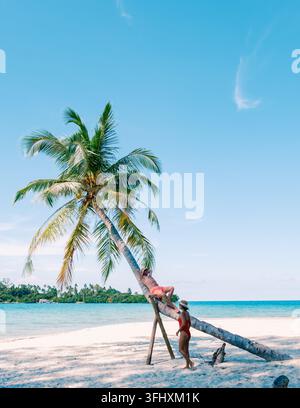 Paradies auf Koh Kood Island mit Freunden, die einen atemberaubenden Strandtag genießen Stockfoto