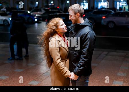 Ein Mann und eine Frau stehen auf einem Bürgersteig Stockfoto