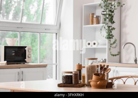 Nachhaltiges Leben und Null-Abfall-Lebensstil, Glasgefäße mit Lebensmittelzutaten in großen Mengen auf einem Holztisch in einem hellen modernen Wohninterieur Stockfoto