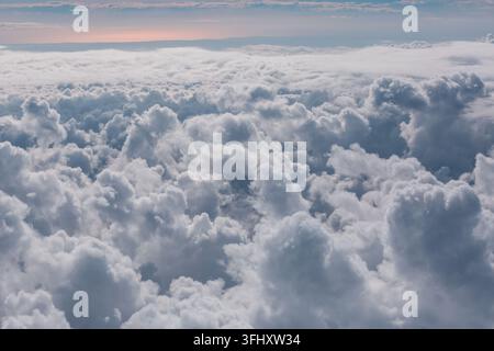 Schöne Aussicht über den Wolken in den Bergen Stockfoto