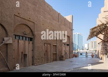 Alte Stadt im Kulturhistorischen Bezirk Al Seef. Wunderschöner Blick auf das Wasser, alte und neue Häuser des Dubai Creek, Dubai, UAE. T Stockfoto