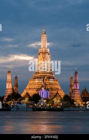 Atemberaubender Blick auf den Tempel Wat Arun, der in der Dämmerung in Bangkok, Thailand, beleuchtet ist Stockfoto