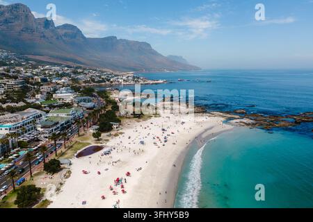 Atemberaubender Camps-Bay-Strand mit goldenem Sand und azurblauem Wasser in Kapstadt, Südafrika Stockfoto