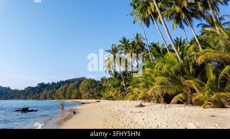 Entdecken Sie die ruhige Schönheit von Takhian Beach auf Koh Kood, Thailand, an einem perfekten Sonnentag Stockfoto