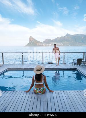 Genießen Sie einen malerischen Tag am Pool und genießen Sie die atemberaubende Aussicht auf die Berge von Kapstadt und das Meer. Diese idyllische Umgebung ist perfekt Stockfoto