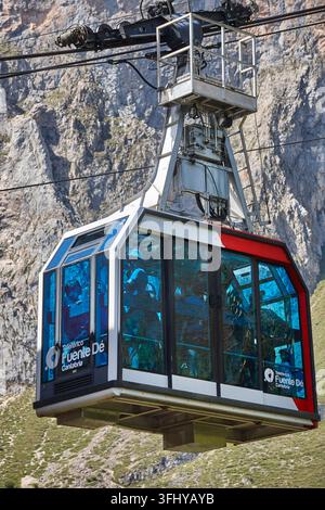 Seilbahn umgeben von Picos de Europa. Fuente De. Kantabrien, Spanien Stockfoto