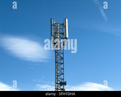 Metallradio-Sender-masten ragen in einen hellen sonnigen Horizont und veranschaulichen die wesentliche Hardware, die für die Übertragung von Signaldaten und die Wartung verwendet wird Stockfoto